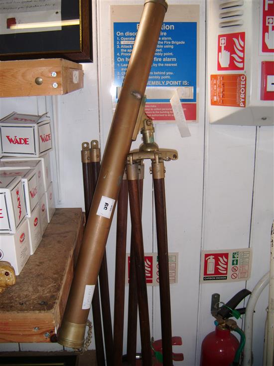 Telescope on stand(-)